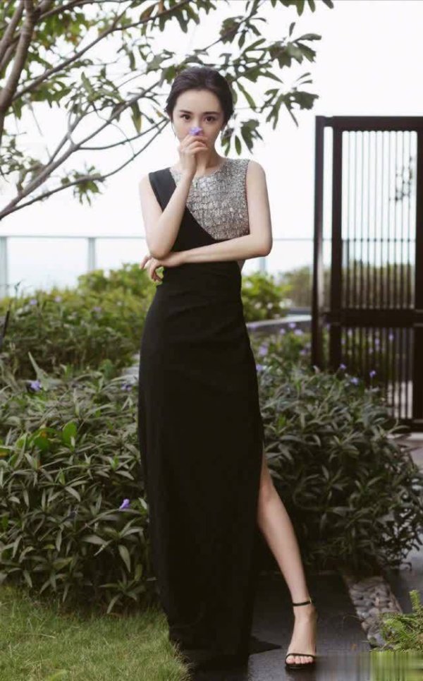 驰盈配资 本以为杨幂只是腿细，穿拼接长裙侧身，这腰围太让人酸了